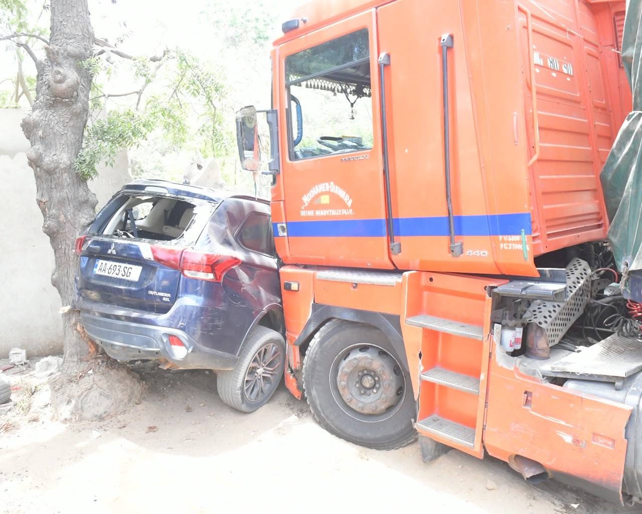 Yarakh : un camion percute le mur du parc de Hann et bloque la circulation