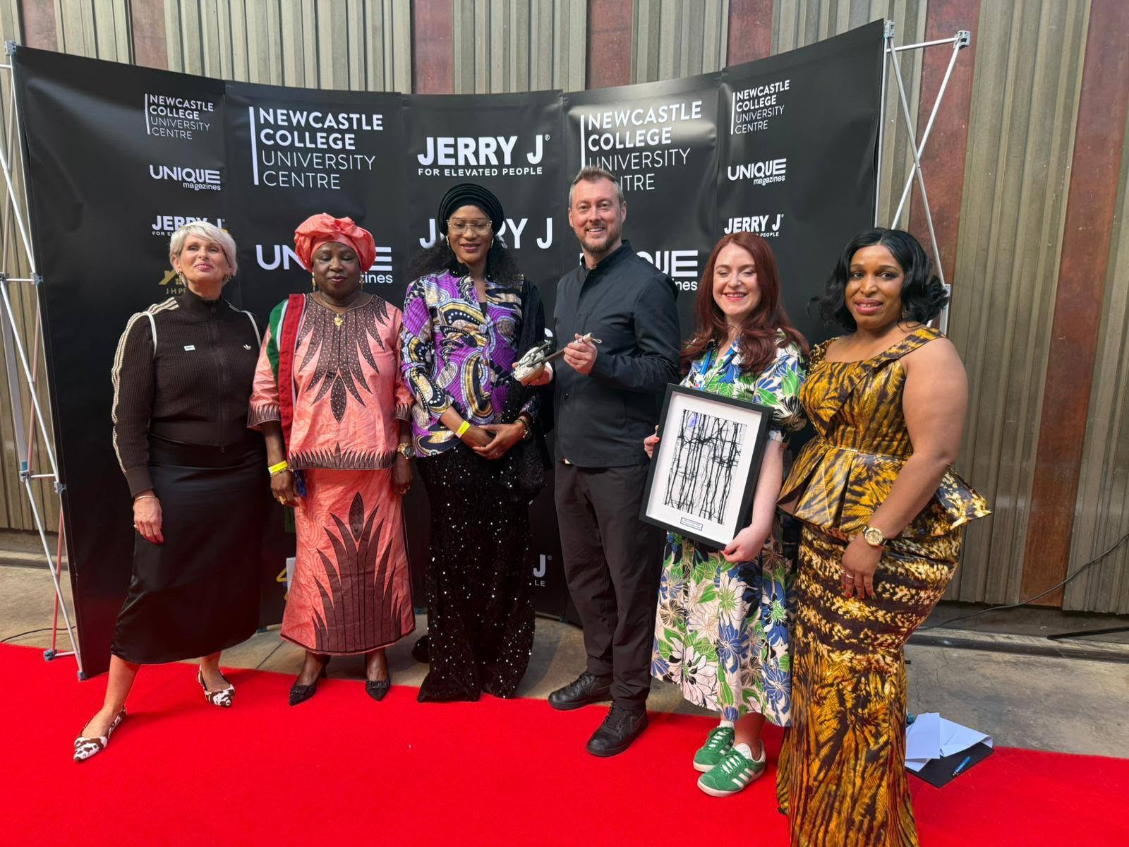 Royaume-Uni : la Première Dame de Gambie honorée par l’Université Newcastle College