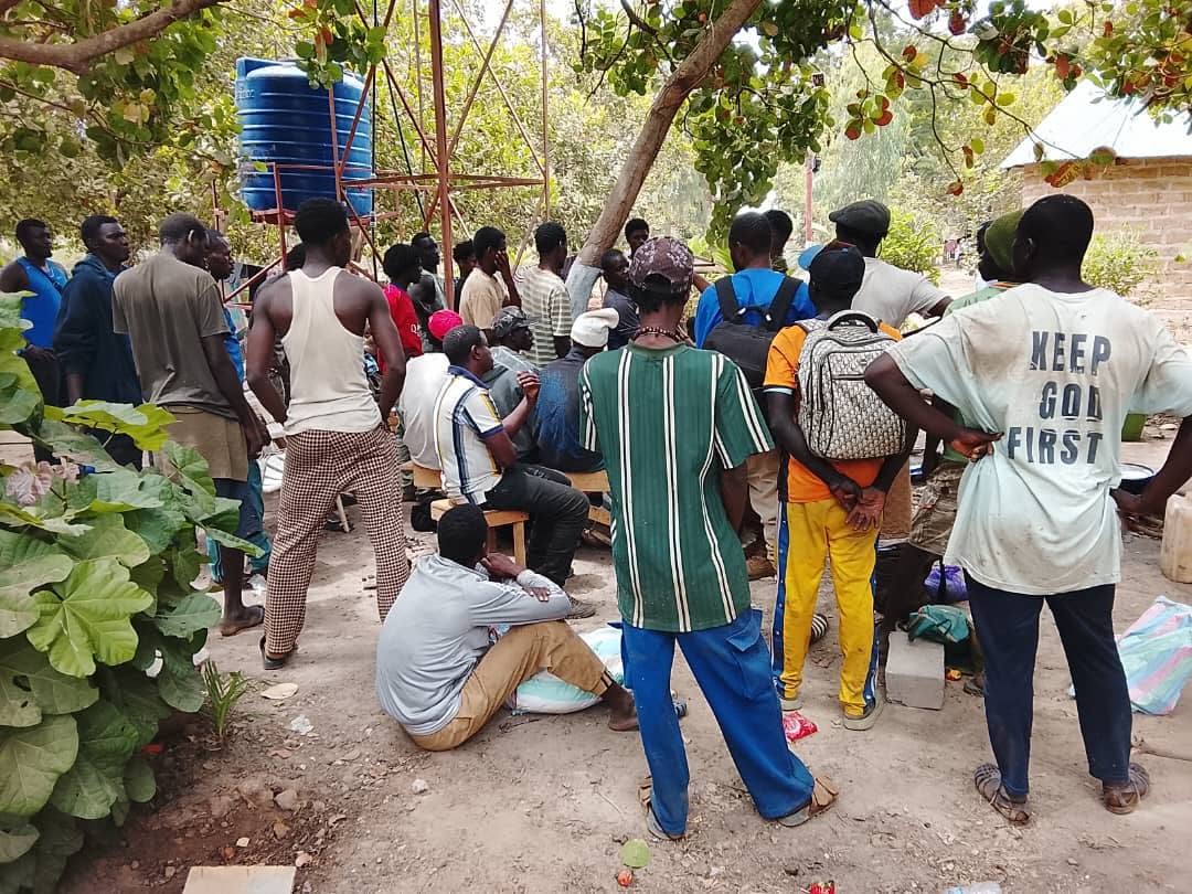 🇸🇳 🇬🇲 Immigration : La sécurité gambienne démantèle un réseau de 47 candidats à l'émigration à Bafuloto Village