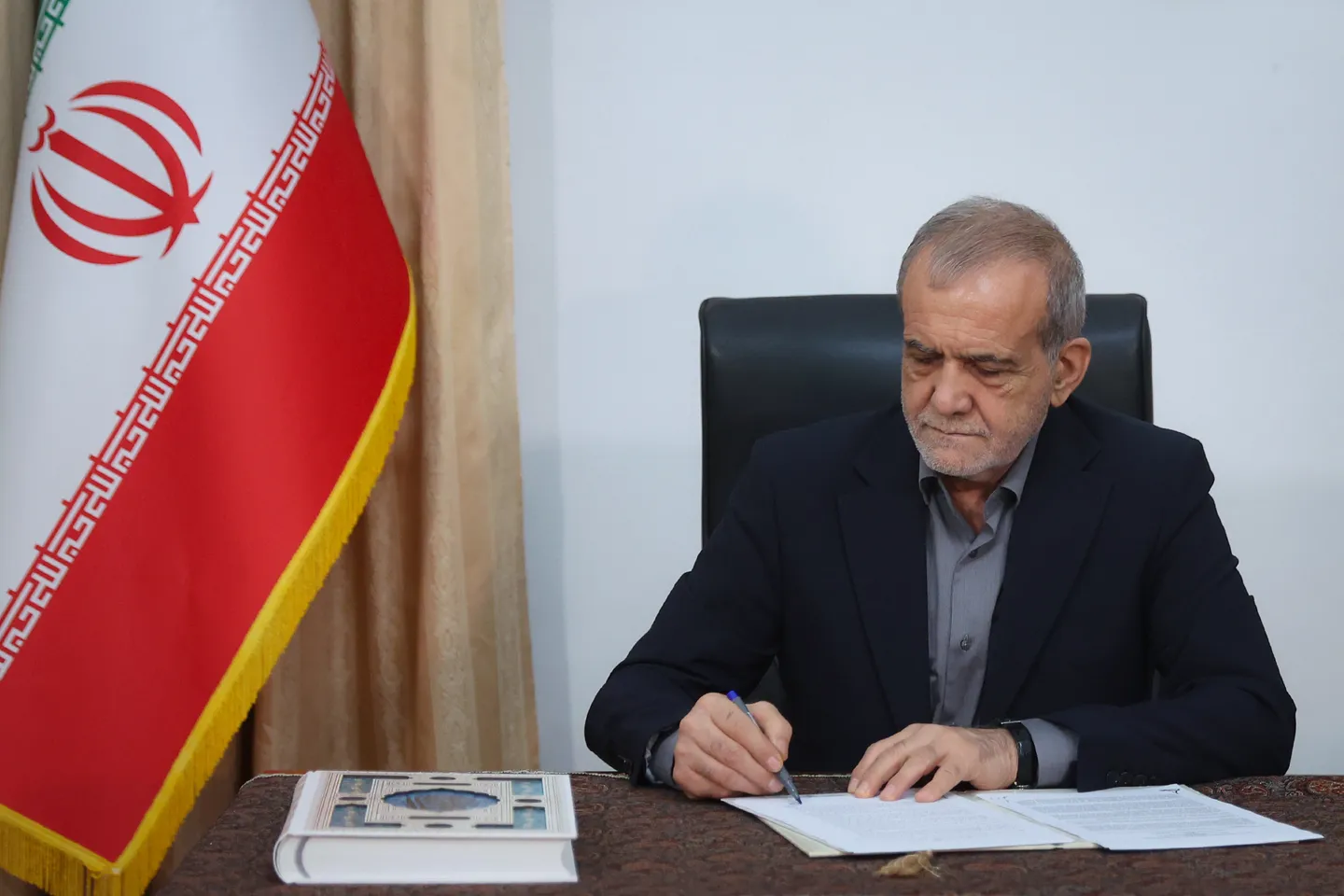 Iran : Téhéran va récupérer 6 milliards de dollars gelés au Qatar, Pezeshkian salue un accord avantageux avec Washington