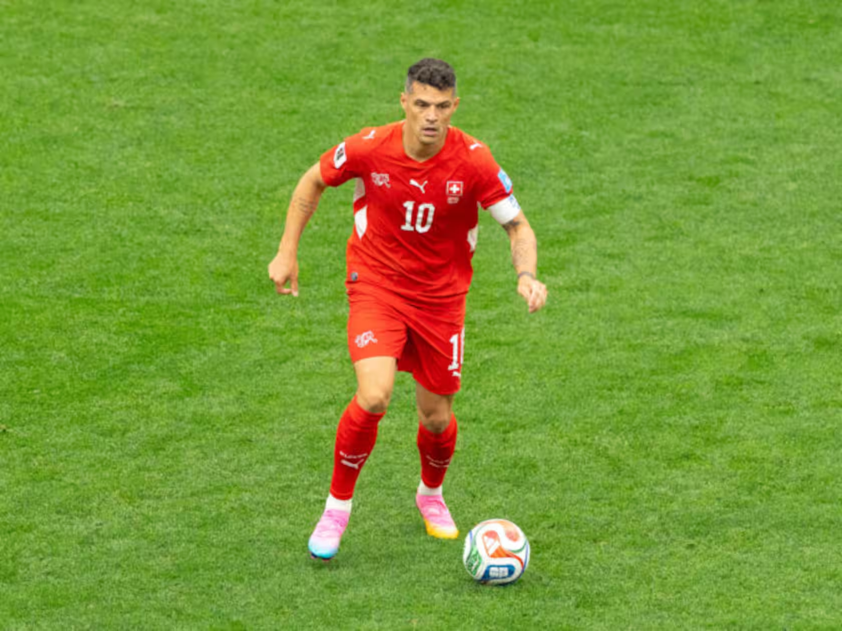 Mercato: Granit Xhaka d’accord avec Chelsea, Xabi Alonso pousse pour boucler le transfert