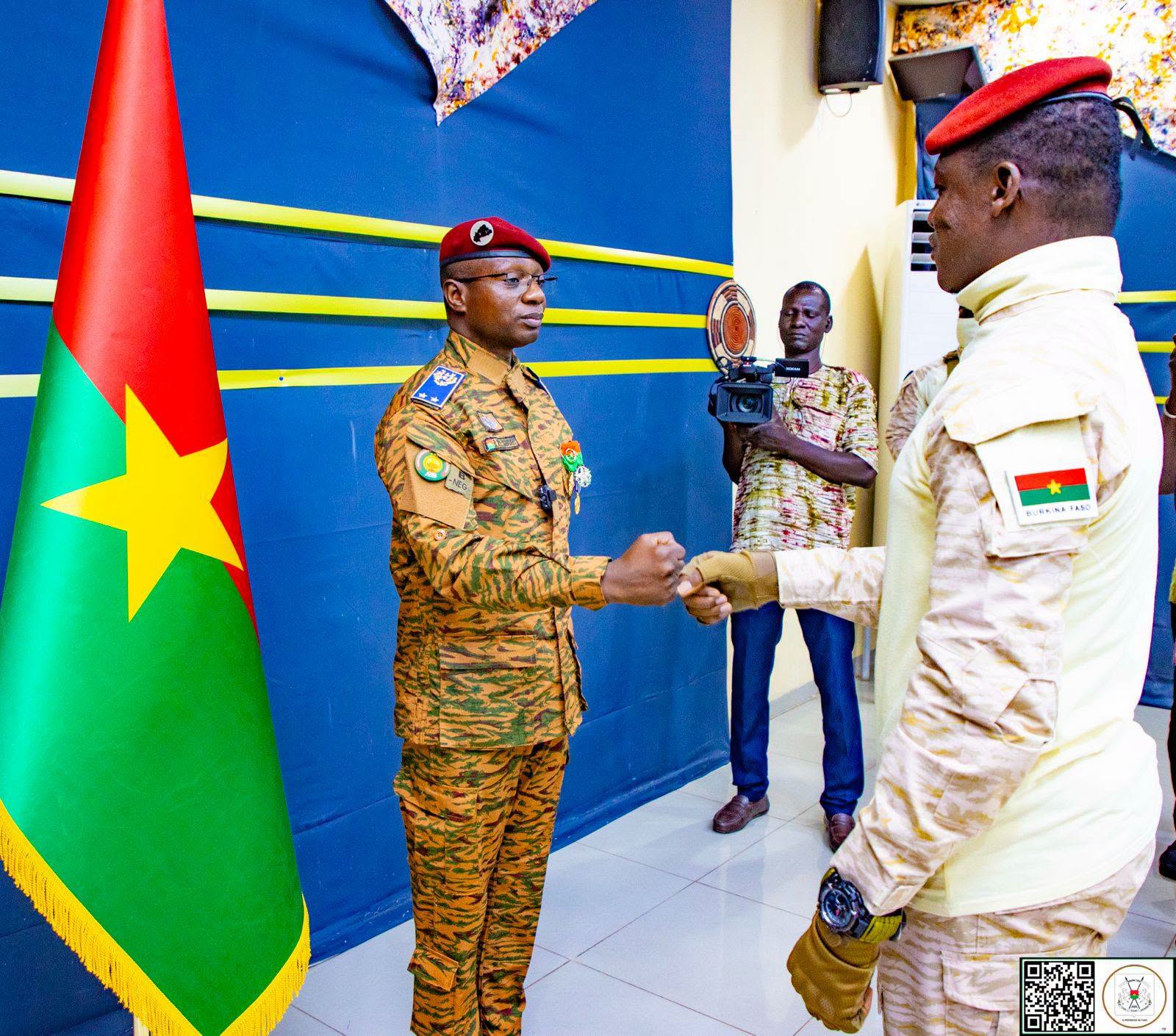 Burkina Faso : Le Capitaine Ibrahim Traoré remet officiellement leurs attributs de Général à trois hauts cadres de l’armée