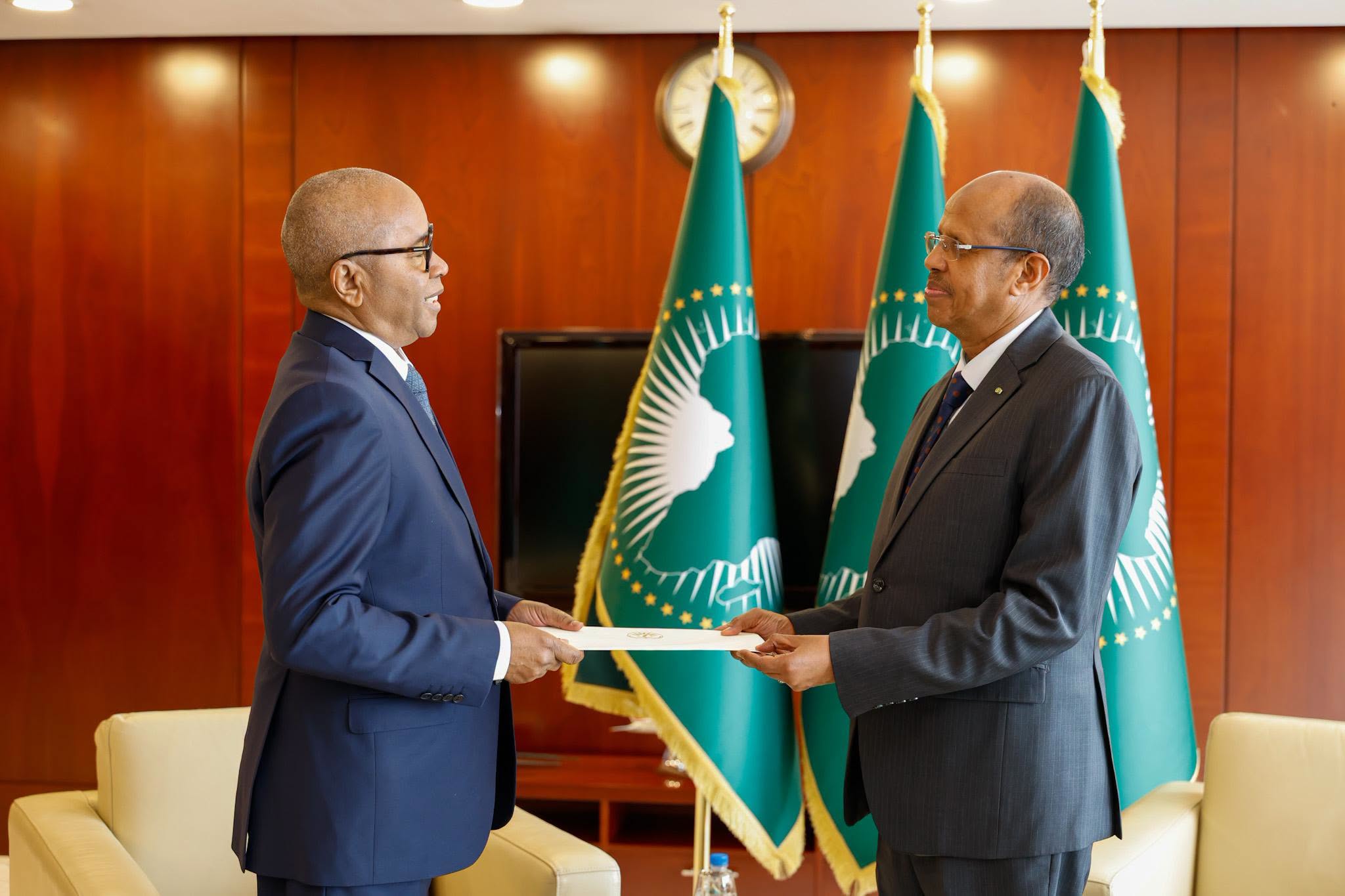 Union africaine : Le nouveau Représentant de Madagascar présente ses lettres de créance à Mahmoud Ali Youssouf