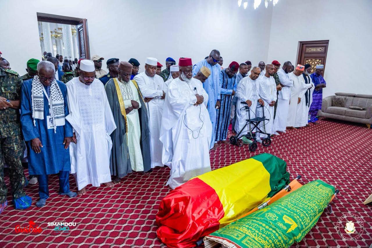 Dernier adieu à Hadja Andrée Touré : le Président Mamadi Doumbouya lui rend un ultime hommage à la Mosquée Fayçal