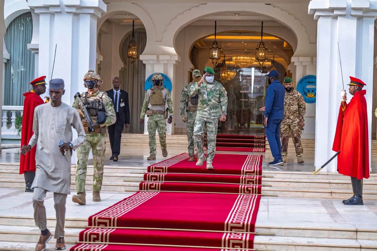 Bamako: Le Général Assimi Goïta préside la montée solennelle des couleurs nationales à Koulouba