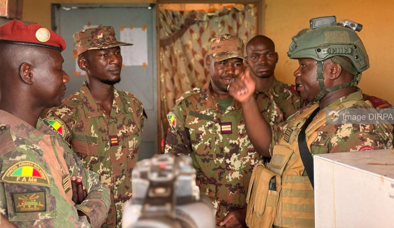 Mali: Le Colonel-Major Karim Traoré galvanise les troupes de l’opération DOUGOUKOLOKO après les intenses combats d’Anéfis