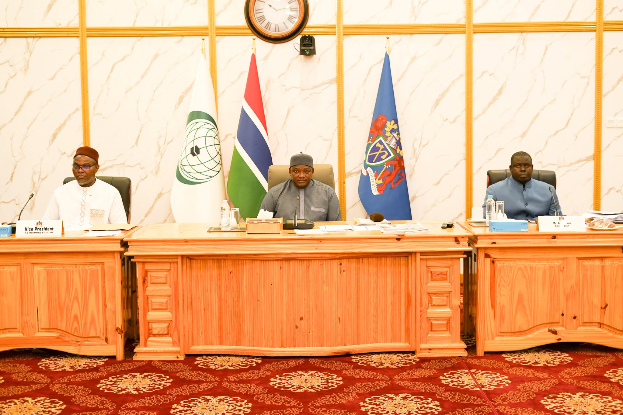 Gambie: Le président Adama Barrow dirige un nouveau conseil des ministres stratégique pour accélérer l’agenda de développement national