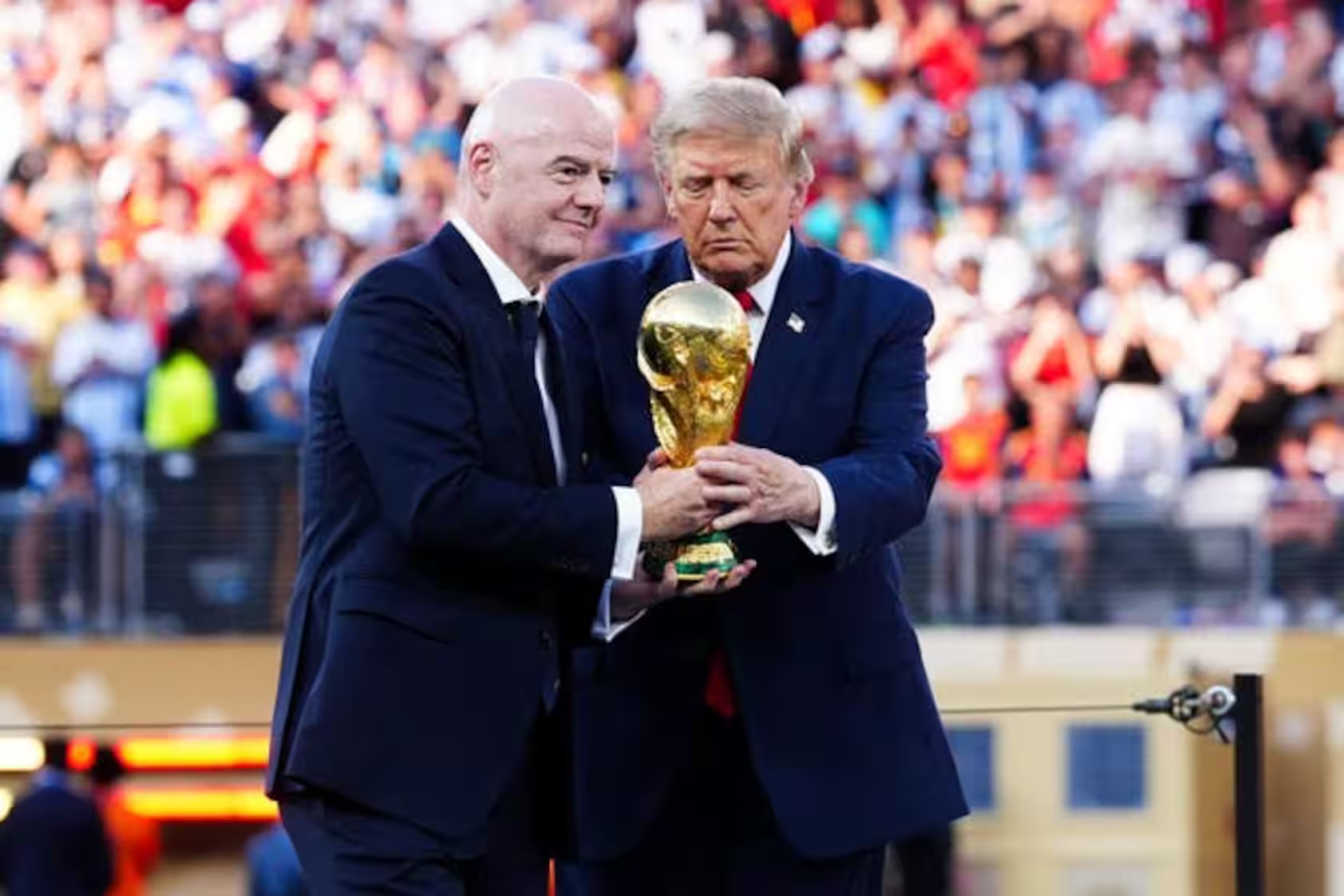 Vente de la Coupe du monde par la FIFA: ce que l'on sait du rôle de Trump et de la menace de boycott
