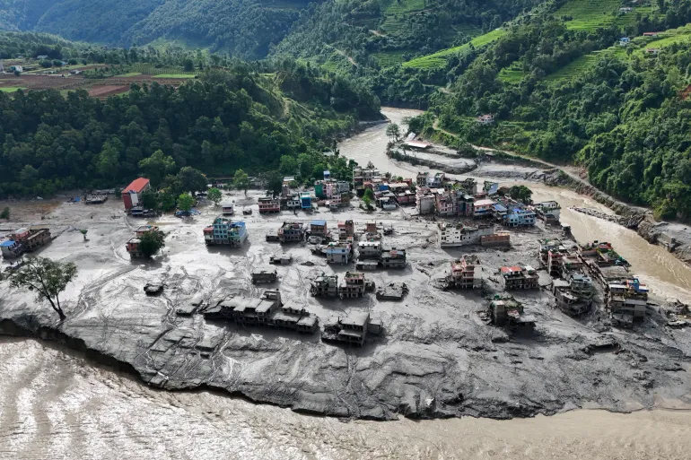 Inondations meurtrières entre le Népal et le Tibet: des centaines de pèlerins indiens toujours portés disparus