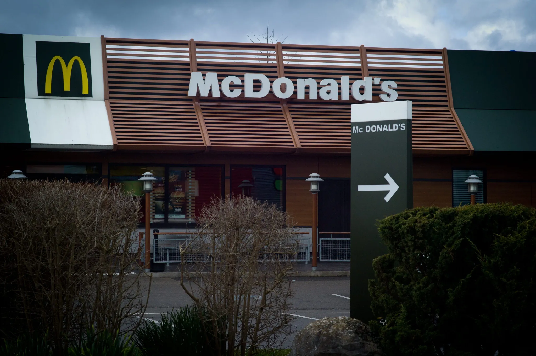 Une vidéo montre des étudiants agressant un homme devant un McDonald’s