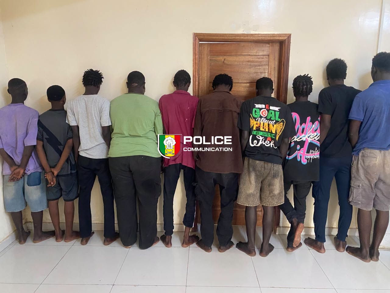 Saisons culturelles et sécurité publique : La Police nationale interpelle dix personnes et saisit des armes blanches à Mbour lors de sorties clandestines du Kankourang