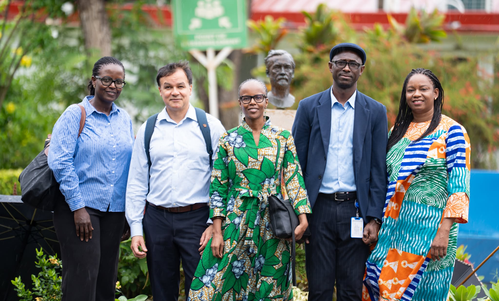 Souveraineté sanitaire, recherche médicale et coopération internationale : L'Institut Pasteur de Dakar reçoit une délégation de haut niveau du CRDI