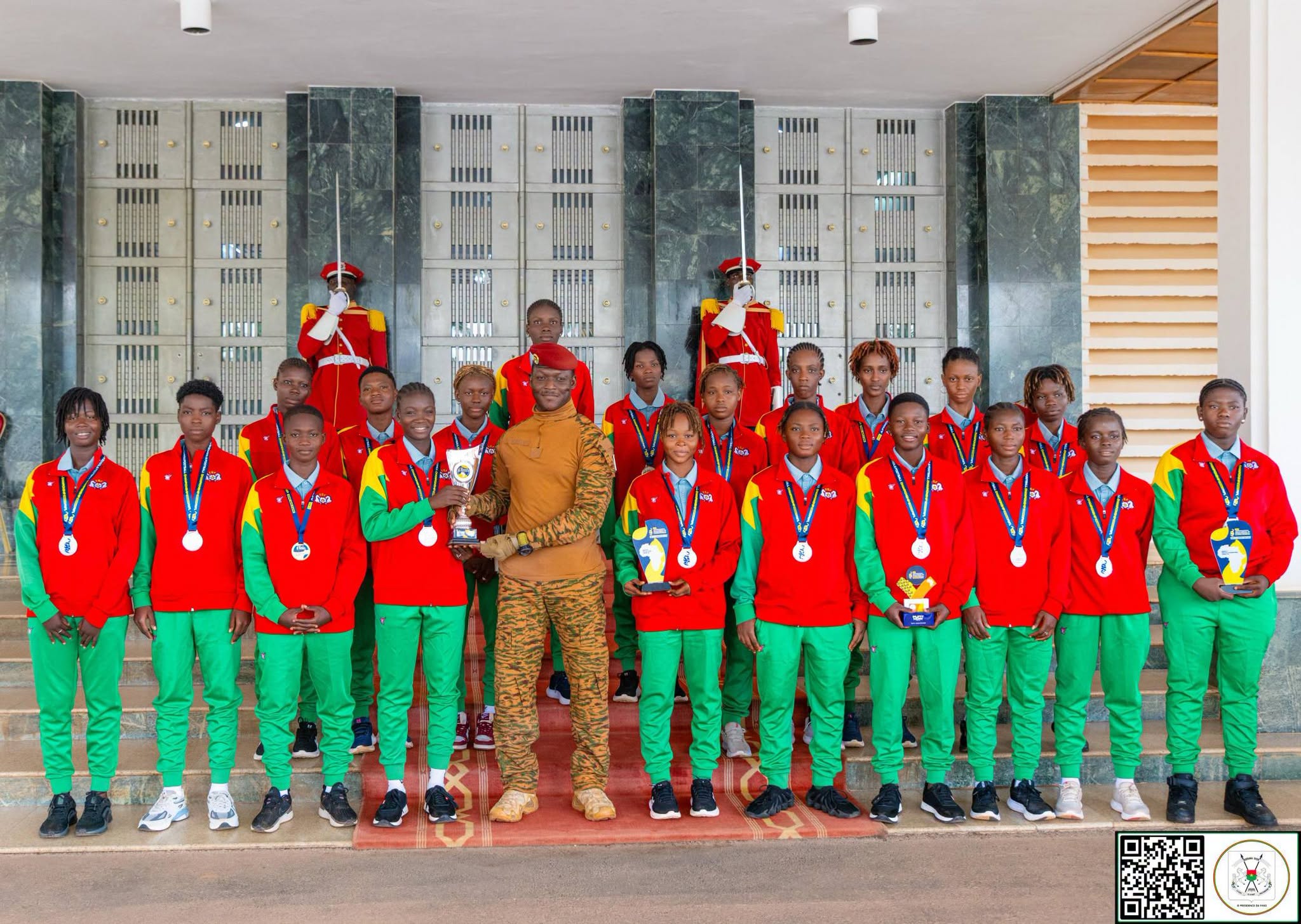 Burkina Faso : Ibrahim Traoré reçoit les Étalons U15 filles, vice-championnes d’Afrique scolaire