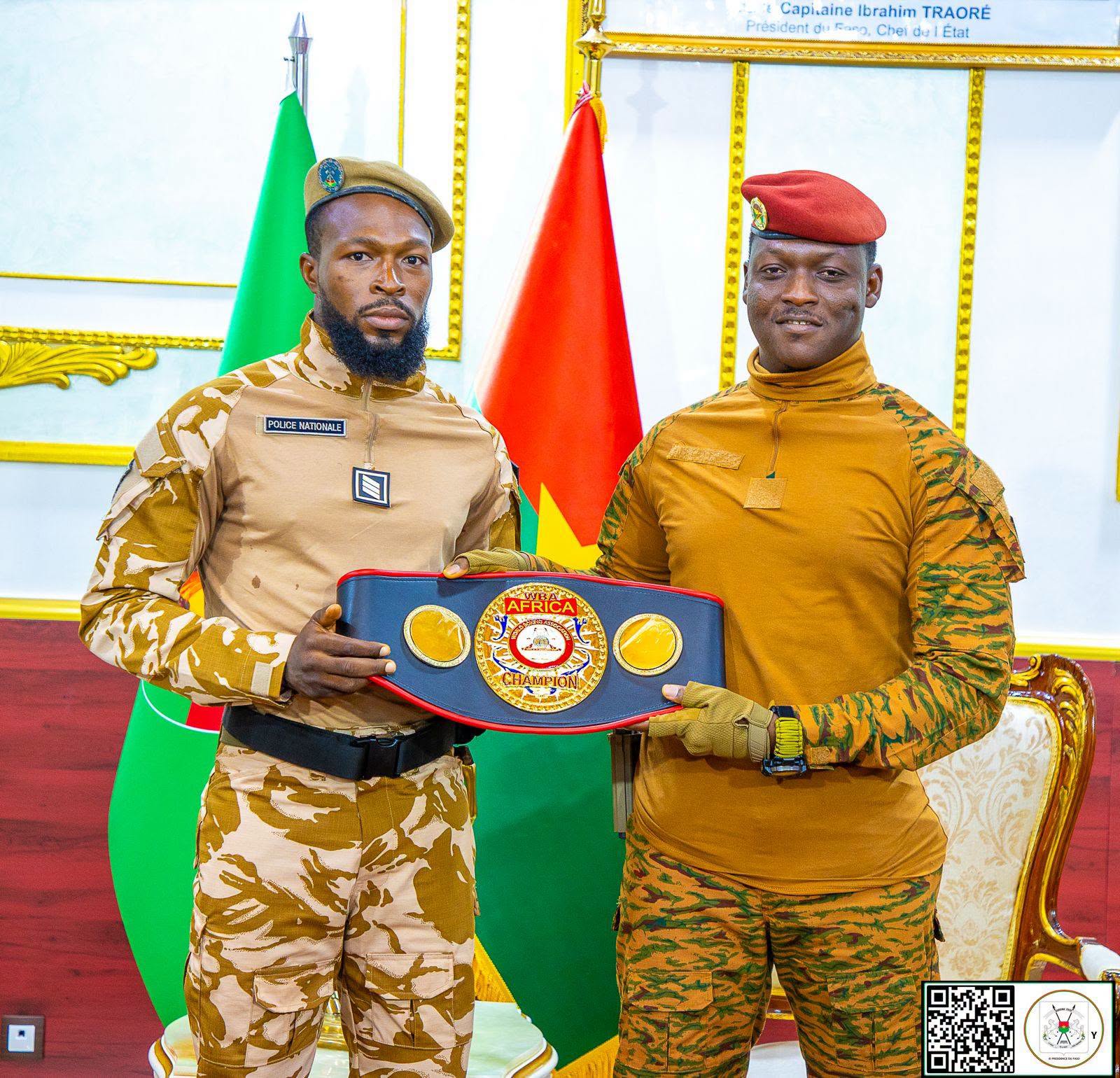 Burkina Faso : le champion d’Afrique WBA Hamed Abel Nikièma présente sa ceinture à Ibrahim Traoré