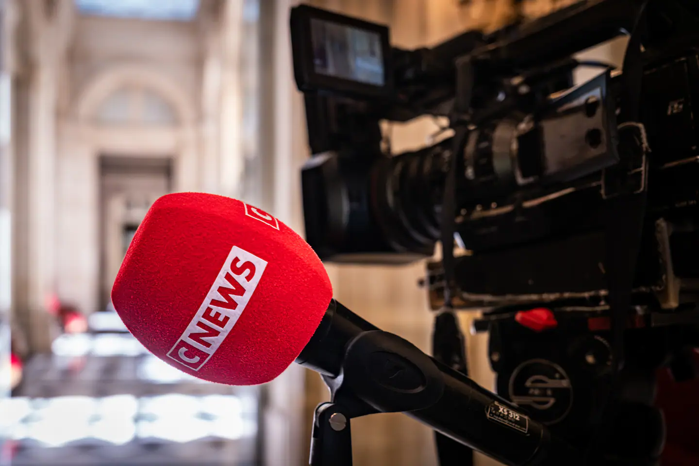 Dégradations devant CNews: un juge d'instruction saisi, la défense dénonce une procédure "disproportionnée"