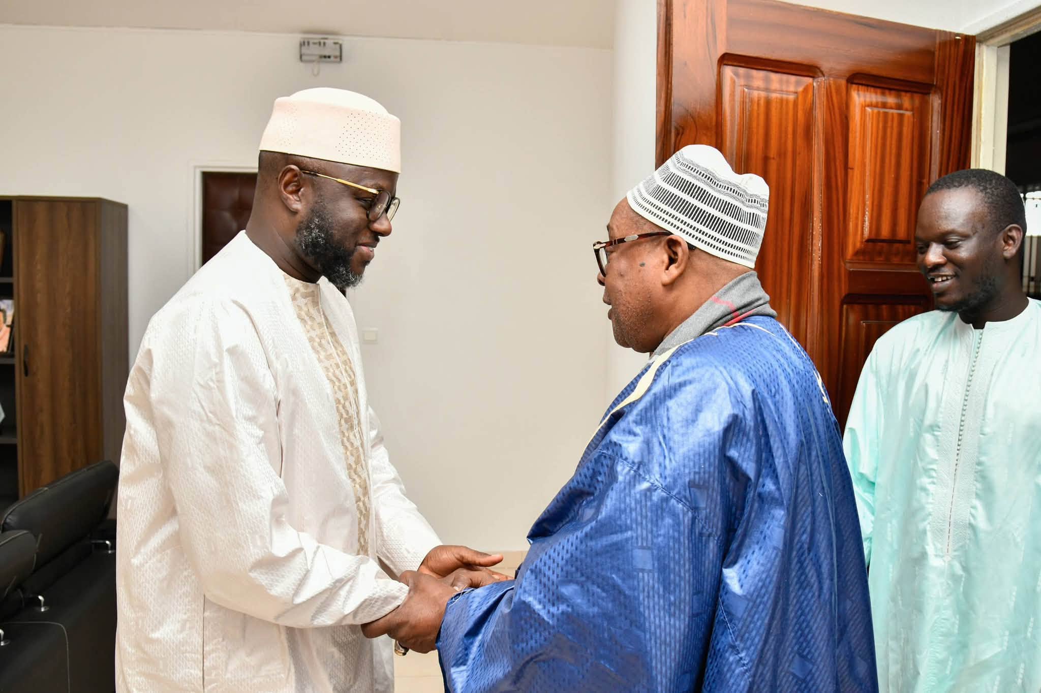 El Malick Ndiaye reçoit Serigne Cheikh Oumy Mbacké et une invitation à la 18ᵉ Journée culturelle et religieuse