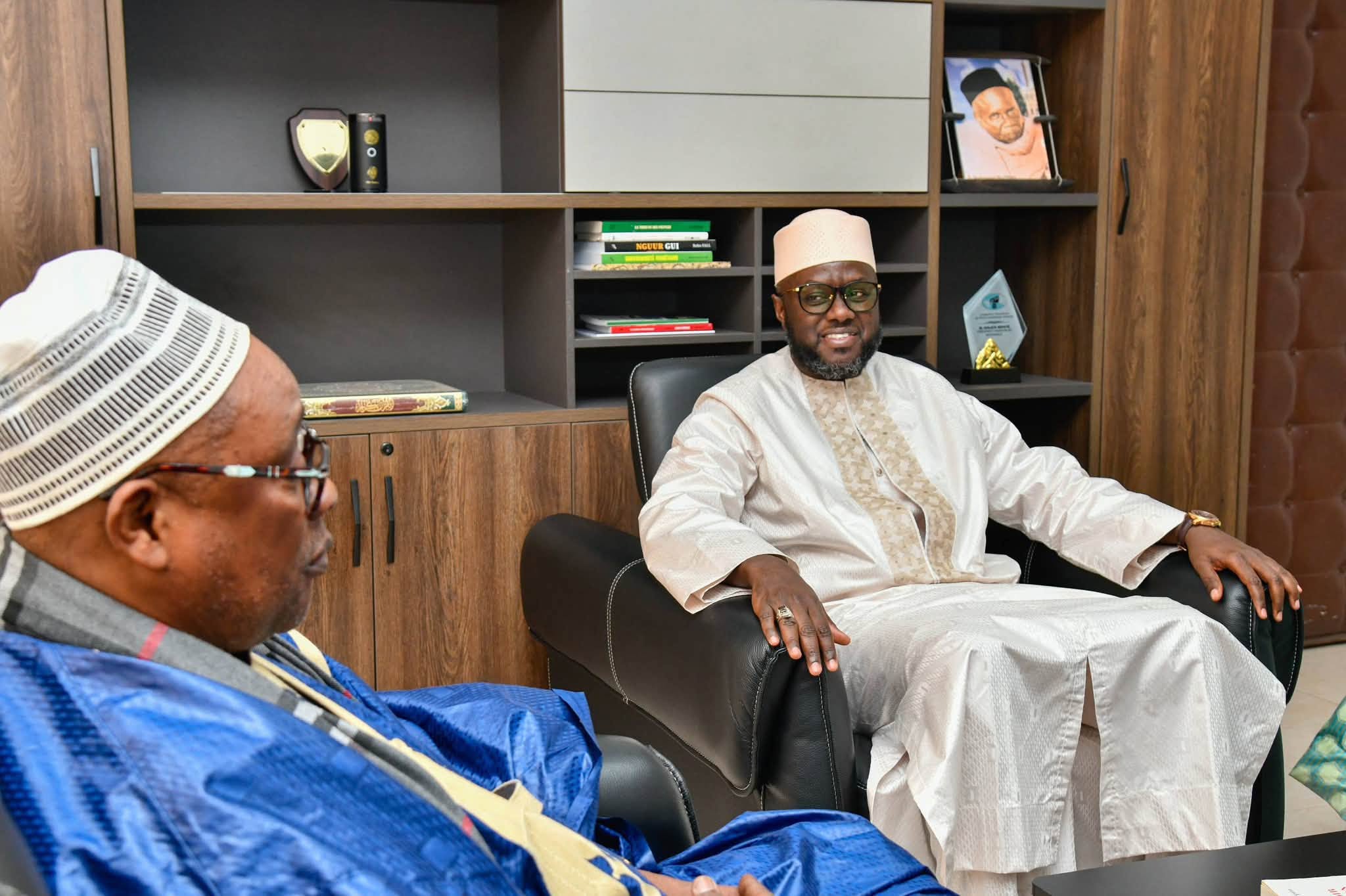 El Malick Ndiaye reçoit Serigne Cheikh Oumy Mbacké et une invitation à la 18ᵉ Journée culturelle et religieuse