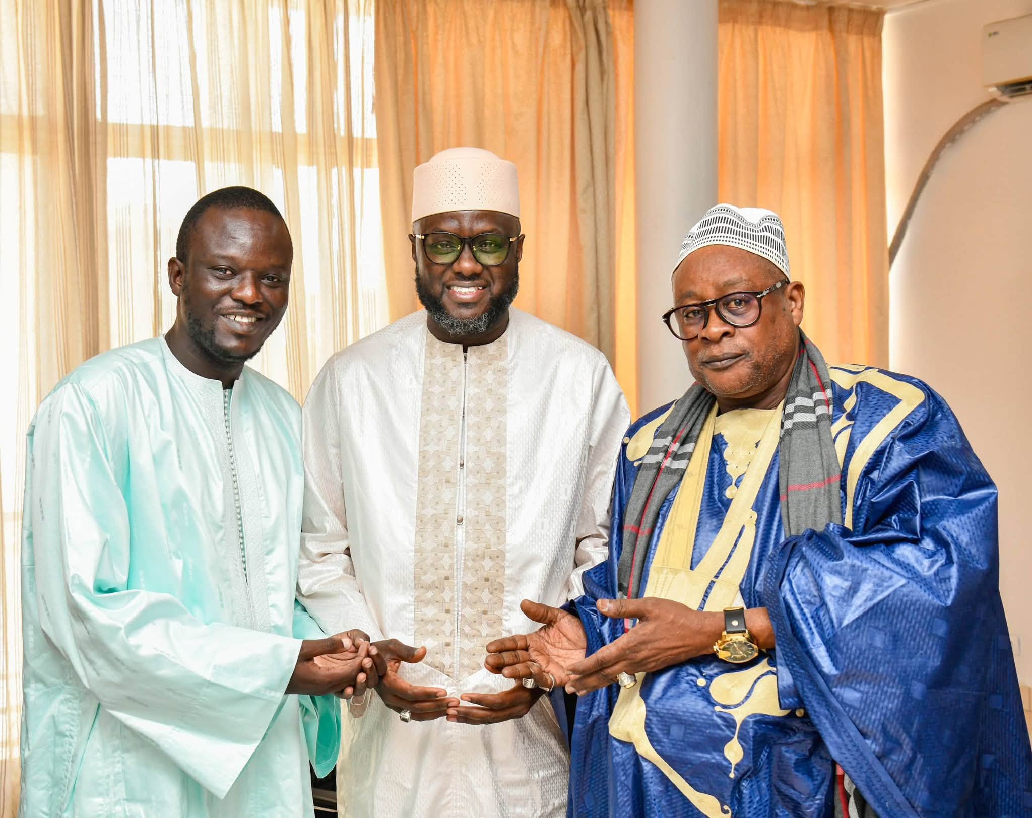 El Malick Ndiaye reçoit Serigne Cheikh Oumy Mbacké et une invitation à la 18ᵉ Journée culturelle et religieuse