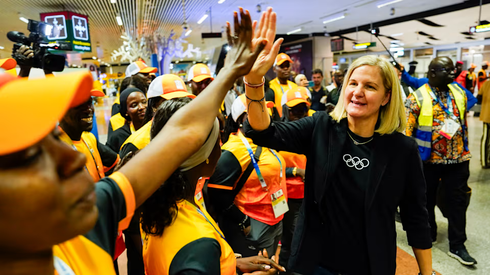 JOJ Dakar 2026 : Kirsty Coventry visite le village olympique