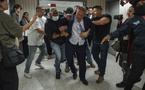 New York : Brad Lander, candidat à la mairie, menotté par la police de l'immigration en plein tribunal