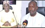 Affaire ONAS : Dr Cheikh Dieng au tribunal avec une pile de documents, le procès renvoyé au 24 septembre