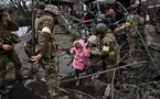Guerre en Ukraine : des frappes russes et ukrainiennes font au moins cinq morts