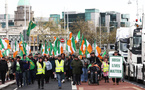 Irlande: agriculteurs et routiers paralysent Dublin en bloquant l’approvisionnement en carburant