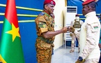 Burkina Faso : Le Capitaine Ibrahim Traoré remet officiellement leurs attributs de Général à trois hauts cadres de l’armée