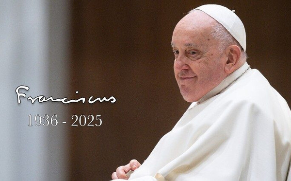 Mort du pape François : émotion et recueillement place Saint-Pierre