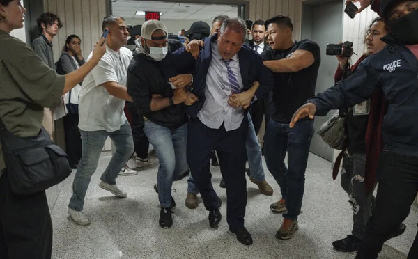 New York : Brad Lander, candidat à la mairie, menotté par la police de l'immigration en plein tribunal
