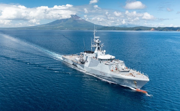 Tensions en mer : Pékin fustige la traversée du détroit de Taïwan par un navire britannique