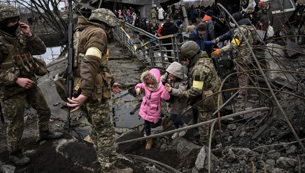 Guerre en Ukraine : des frappes russes et ukrainiennes font au moins cinq morts