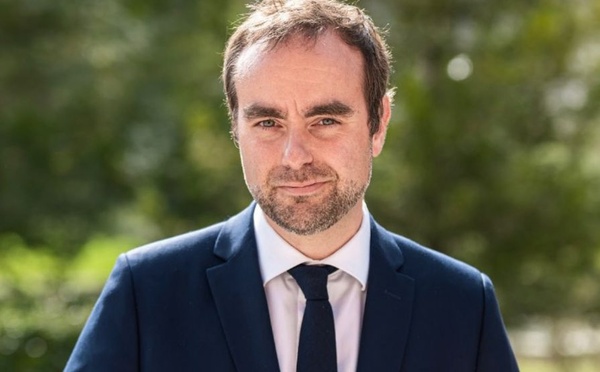 Sébastien Lecornu nommé Premier ministre par Emmanuel Macron pour bâtir des accords politiques après la crise