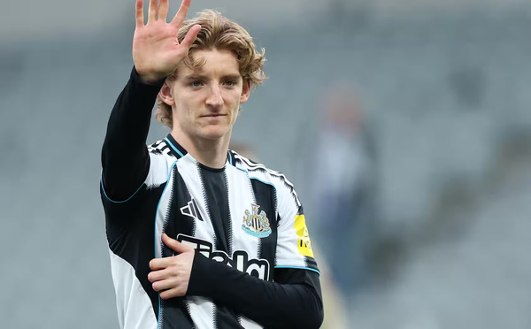 Mercato: Le FC Barcelone frappe un grand coup et s'offre l'attaquant anglais Anthony Gordon pour 80 millions d'euros