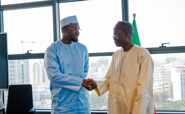 Passation de service entre le Premier ministre sortant,Ousmane SONKO et Ahmadou Al Aminou LÔ, Premier ministre entrant.