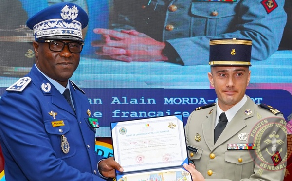 Sénégal : 68 auditeurs de l’Institut de défense reçoivent leurs diplômes après une formation militaire supérieure