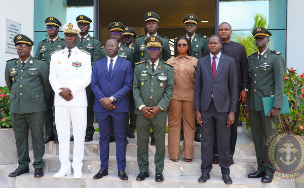 Yankhoba Diémé en visite à l’État-major de l’Armée de Terre à Ouakam