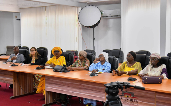 Des députés sénégalais reçoivent leur certificat au terme d'une formation en anglais
