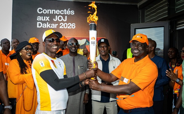 La flamme olympique de Dakar 2026 accueillie au siège de Sonatel