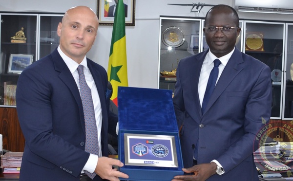 Diplomatie &amp; Défense : Le Ministre Yankhoba Diémé reçoit l'Ambassadeur des Émirats Arabes Unis à Dakar