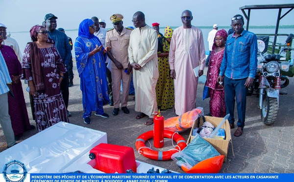 Ziguinchor / Pêche artisanale: Amy Mara Dièye remet des pirogues en fibre de verre et matériels solaires