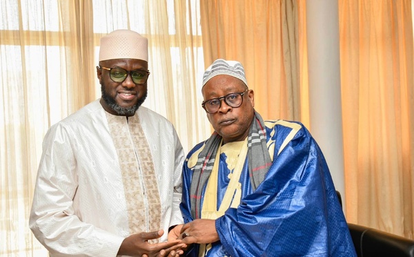 El Malick Ndiaye reçoit Serigne Cheikh Oumy Mbacké et une invitation à la 18ᵉ Journée culturelle et religieuse