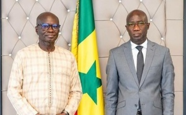 Omar Pène présente son projet d’album dédié aux Forces de défense et de sécurité au ministre de la Justice