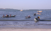 Vents violents et police: 40 migrants forcés d'abandonner leur pirogue clandestine sur la plage de Soumbédioune