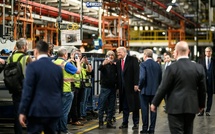 États-Unis : un ouvrier de Ford suspendu après avoir interpellé Donald Trump lors d’une visite d’usine