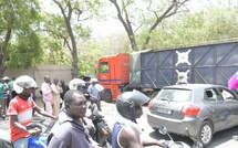 Yarakh : un camion percute le mur du parc de Hann et bloque la circulation