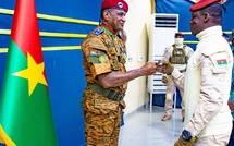 Burkina Faso : Le Capitaine Ibrahim Traoré remet officiellement leurs attributs de Général à trois hauts cadres de l’armée