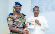 Mali: Dr Sidiki Traoré remet le premier exemplaire de son ouvrage sur la réforme budgétaire au ministre Ismaël Wagué
