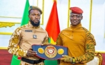 Burkina Faso : le champion d’Afrique WBA Hamed Abel Nikièma présente sa ceinture à Ibrahim Traoré